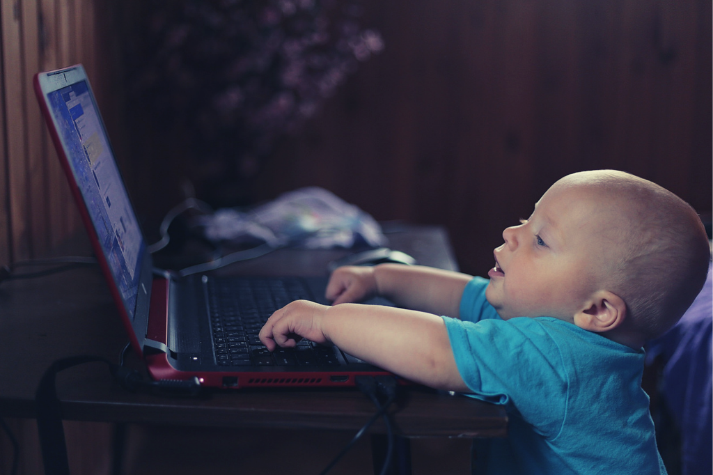dziecko przed komputerem