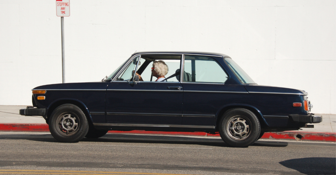 „Gówniarze szaleją, a starzy zamulają” – czy prawo jazdy powinno być limitowane wiekiem?