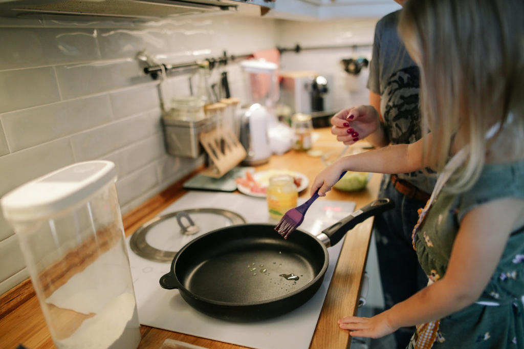 czy dziecko zmywa naczynia