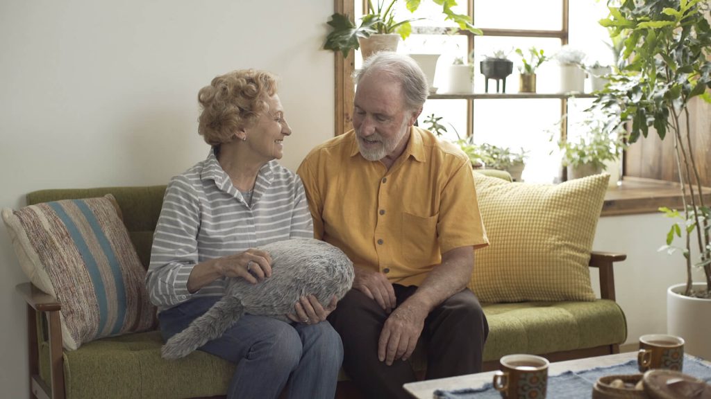 Rodzina z robotem kotem